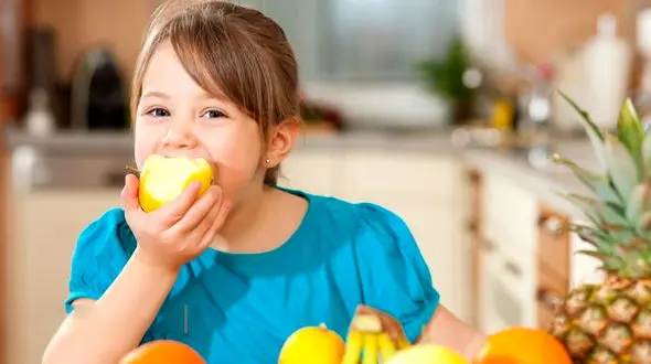 هرگز همراه خوردن میوه آب نخورید