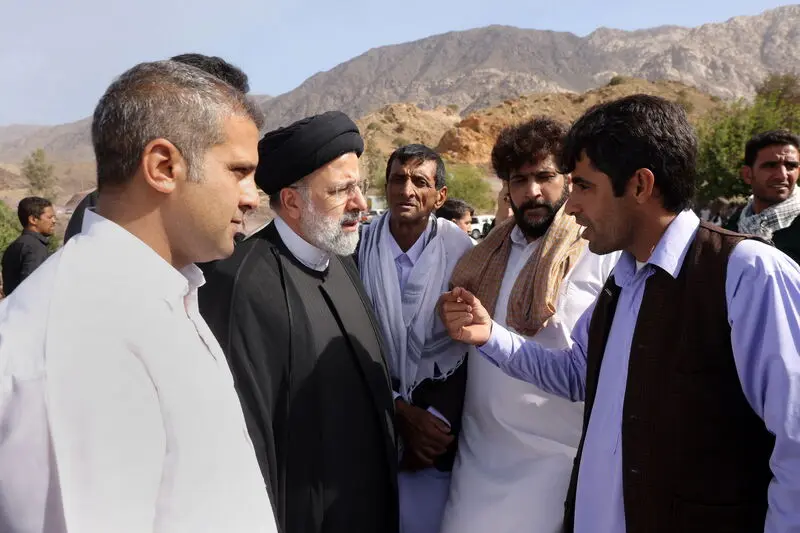 آیت‌الله دکتر سید ابراهیم رئیسی صبح امروز جمعه در اولین بخش از برنامه‌های دومین روز سفر دولت مردمی به استان کرمان ، در جریان بازدید از مناطق محروم جنوبی استان کرمان، به دیدار مردم روستای تنگ‌شاه شهرستان عنبرآباد رفت.
