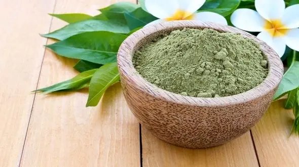 پوستی سفید با ماسک حنا