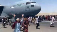 فیلم های تکاندهنده از سوار شدن افغان ها به بدنه هواپیما در فرودگاه کابل 