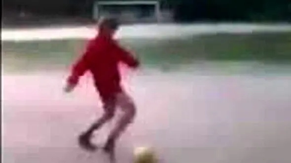 ببینید / برخورد سهمگین توپ به صورت یک تماشاچی/ بدشانسی عجیب وسط مسابقه فوتبال