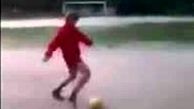 ببینید / برخورد سهمگین توپ به صورت یک تماشاچی/ بدشانسی عجیب وسط مسابقه فوتبال