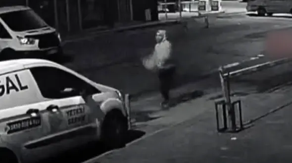 فیلم حمله جنون آمیز پسر جوان با بلوک بتنی به خودروها