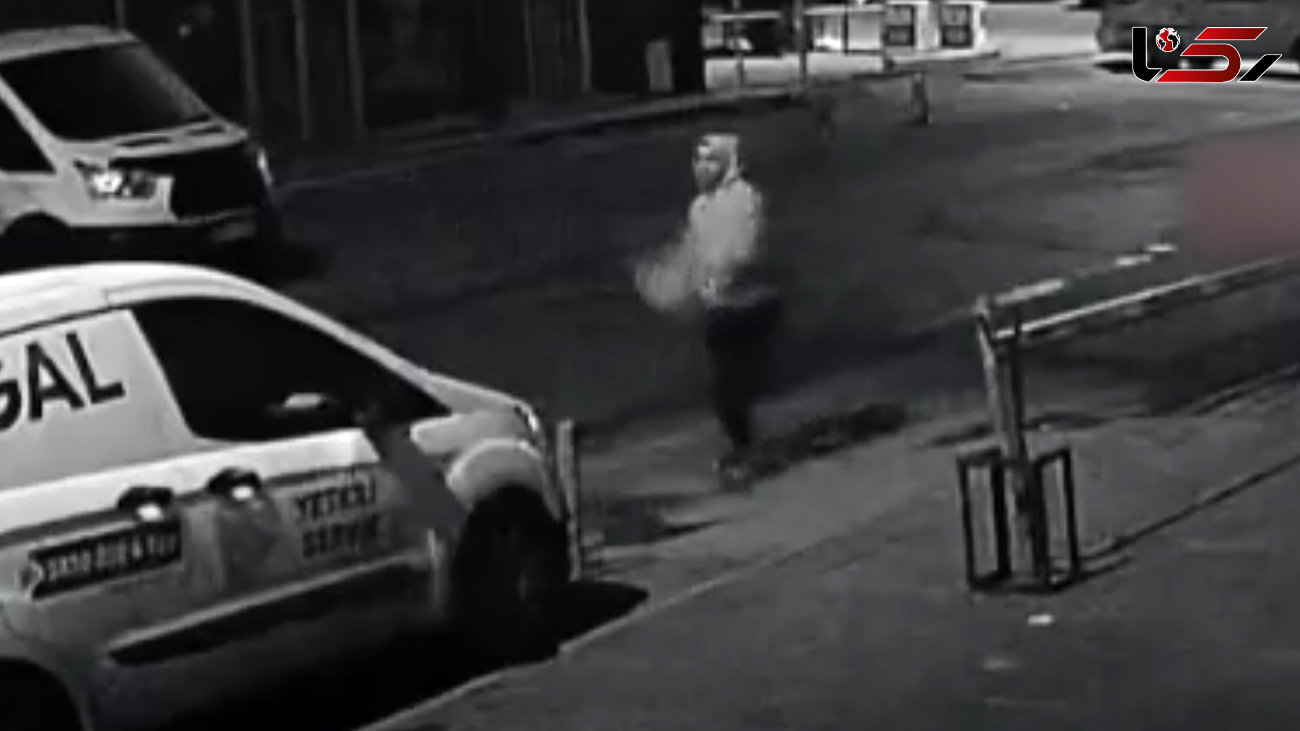 فیلم حمله جنون آمیز پسر جوان با بلوک بتنی به خودروها