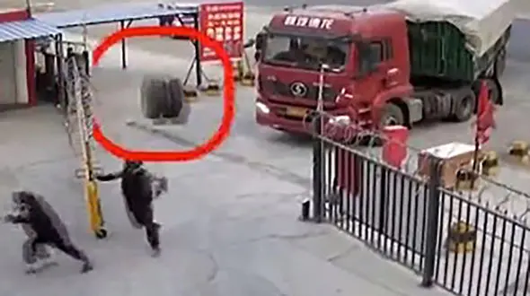 فیلم صحنه وحشتناک از پرواز مرگبار لاستیک کامیون / چینی ها فرار کردند