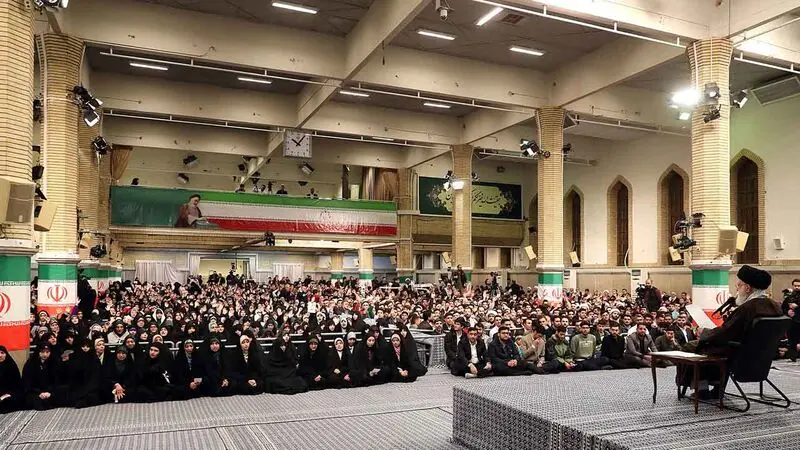 دیدار جمعی از رأی اولی‌ها و خانواده‌های شهدا با رهبر انقلاب حضرت آیت الله العظمی سید علی خامنه ای 1402/12/9