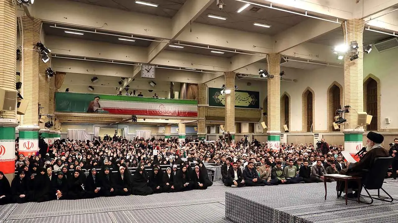 دیدار جمعی از رأی اولی‌ها و خانواده‌های شهدا با رهبر انقلاب حضرت آیت الله العظمی سید علی خامنه ای 1402/12/9