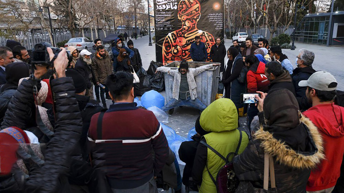 عکس های زباله‌گرد تهرانی که  اشک همه را درآورد ! / بازیگری روی دست انداز زندگی !