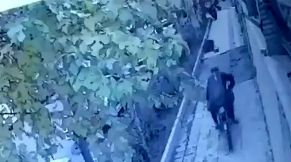 فیلم هولناک حمله پسر جوان به زن تهرانی + جزئیات

