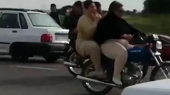 موتورسواری 2 دختر با 20 پسر در دزفول+فیلم و عکس