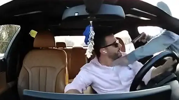 فیلم وحشتناک سرقت مسلحانه طلاهای مرد شیک پوش داخل خودرویش / ببینید