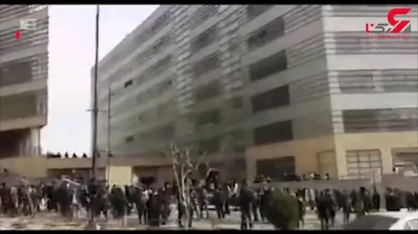 رئیس دانشگاه آزاد، دانشجویان را با ماشینش زیر گرفت/ دو دانشجو مصدوم شدند  + فیلم