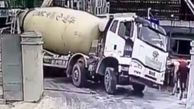 سقوط کامیون حمل سیمان به محل گودبرداری شده + فیلم