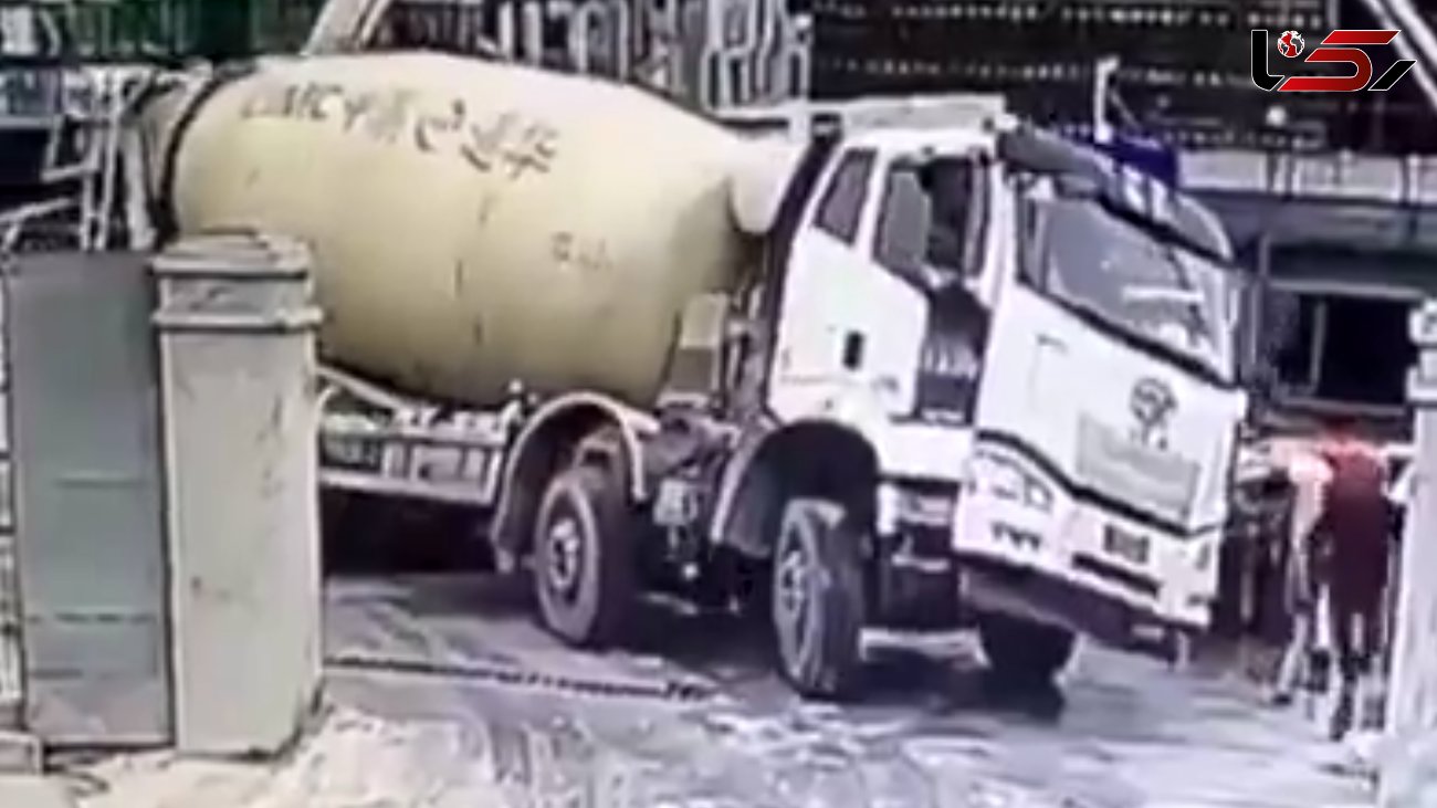 سقوط کامیون حمل سیمان به محل گودبرداری شده + فیلم