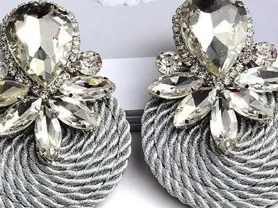 زیباترین گوشواره‌ های کنفی دخترانه برای استایل‌ های مدرن