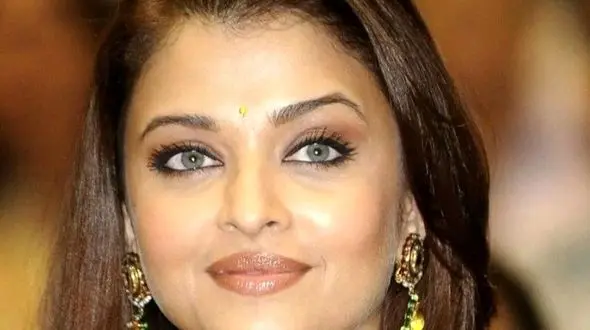 نوستالژِی هنری/ چهره «آیشواریا رای» در یک کنفرانس مطبوعاتی در بمبئی؛ سال 1381