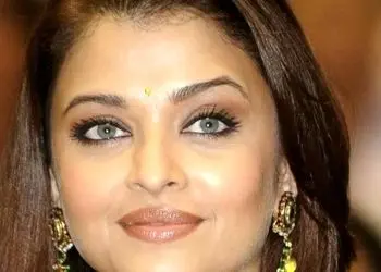 نوستالژِی هنری/ چهره «آیشواریا رای» در یک کنفرانس مطبوعاتی در بمبئی؛ سال 1381