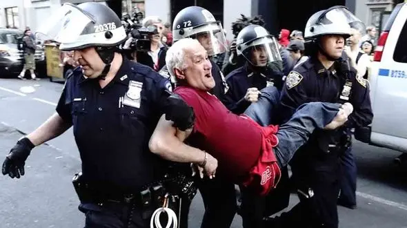 آغاز درگیری ها در آمریکا قبل از بسته شدن سایت های انتخابات 