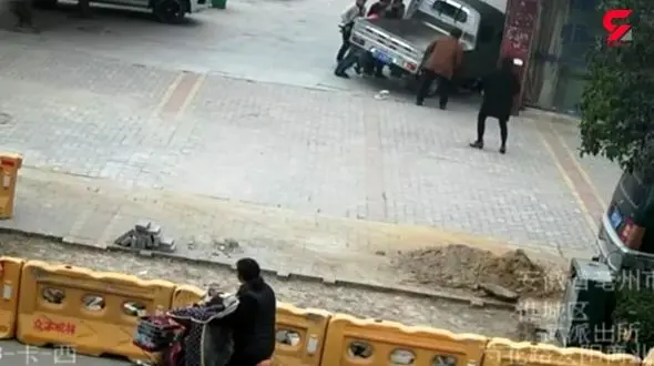  دختر دوچرخه سوار  زیر چرخ های وانت رفت+ فیلم و عکس