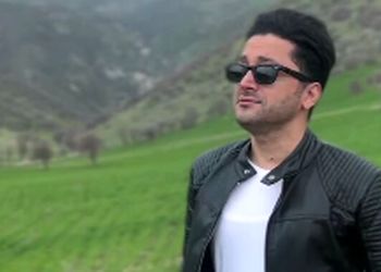 فیلم آواز باشکوه با آهنگ شجریان توسط یک پسر کُردو صدای بهشتی اش ! /  بیا که وقت بهارست... / همه را احساساتی کرد !
