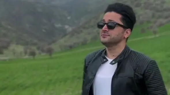 فیلم آواز باشکوه با آهنگ شجریان توسط یک پسر کُردو صدای بهشتی اش ! /  بیا که وقت بهارست... / همه را احساساتی کرد !