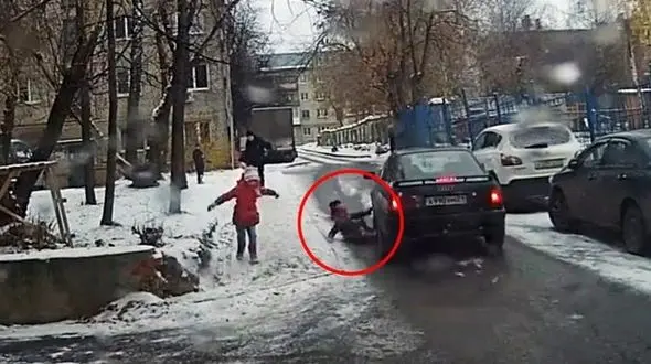 دختر 6 ساله هنگام سرسره بازی در خیابان برفی زیر ماشین رفت + فیلم و عکس 