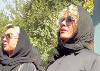 فیلم/ نماز خواندن و گریه‌ شراره رخام در خاکسپاری امید جهان