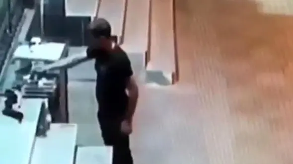 بازداشت عامل حیوان آزاری در هشتگرد / وحشیانه به گربه ها آزار می رساند + عکس