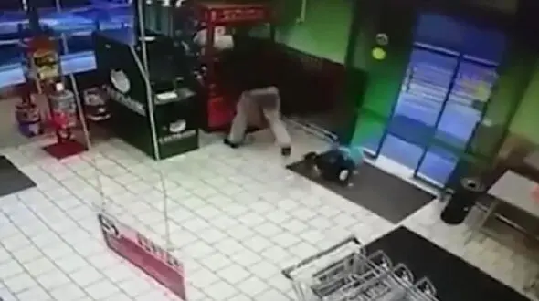 فیلم سرقت عروسک پدر جلوی چشمان کودکش!