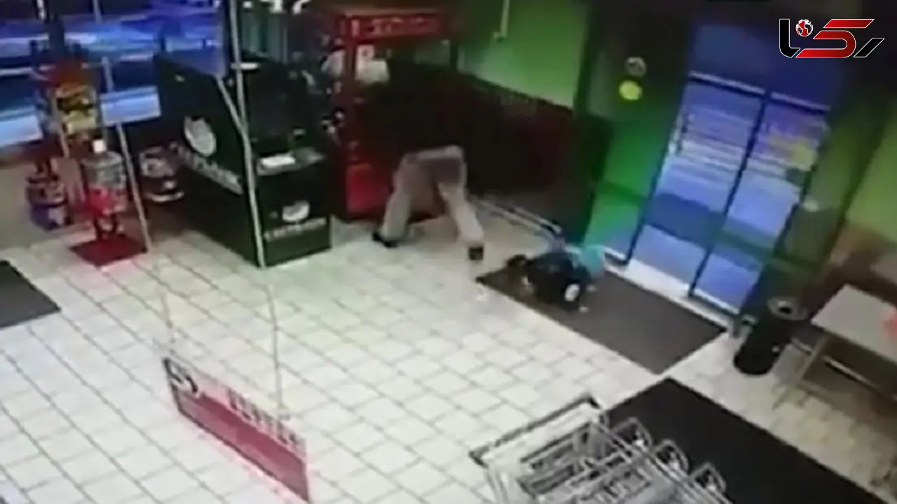 فیلم سرقت عروسک پدر جلوی چشمان کودکش!