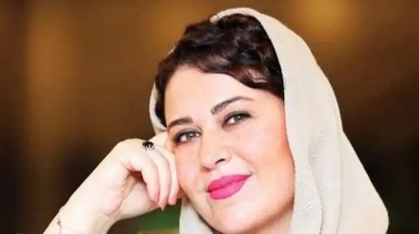 فیلم / نگاهی بر چیدمان و دکوراسیون فوق خوشرنگ خانه مجلل گیتی قاسمی  / مبلمانی که محشر و دیوارکوب هایی ....