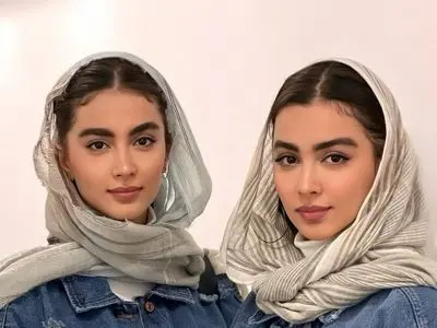 عکس جدید سارا و نیکای سریال پایتخت در کنار مادرشان / دوقلوهای افسانه ای پایتخت و مادر مهربانشان با بیشترین شباهت!