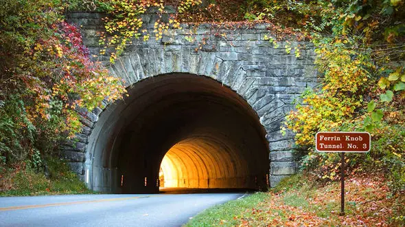 ببینید / عبور ماهرانه پاراگلایدر از تونل + فیلم