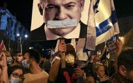 Protesters outside Netanyahu’s House Demand Resignation of ‘Crime Minister’ 
