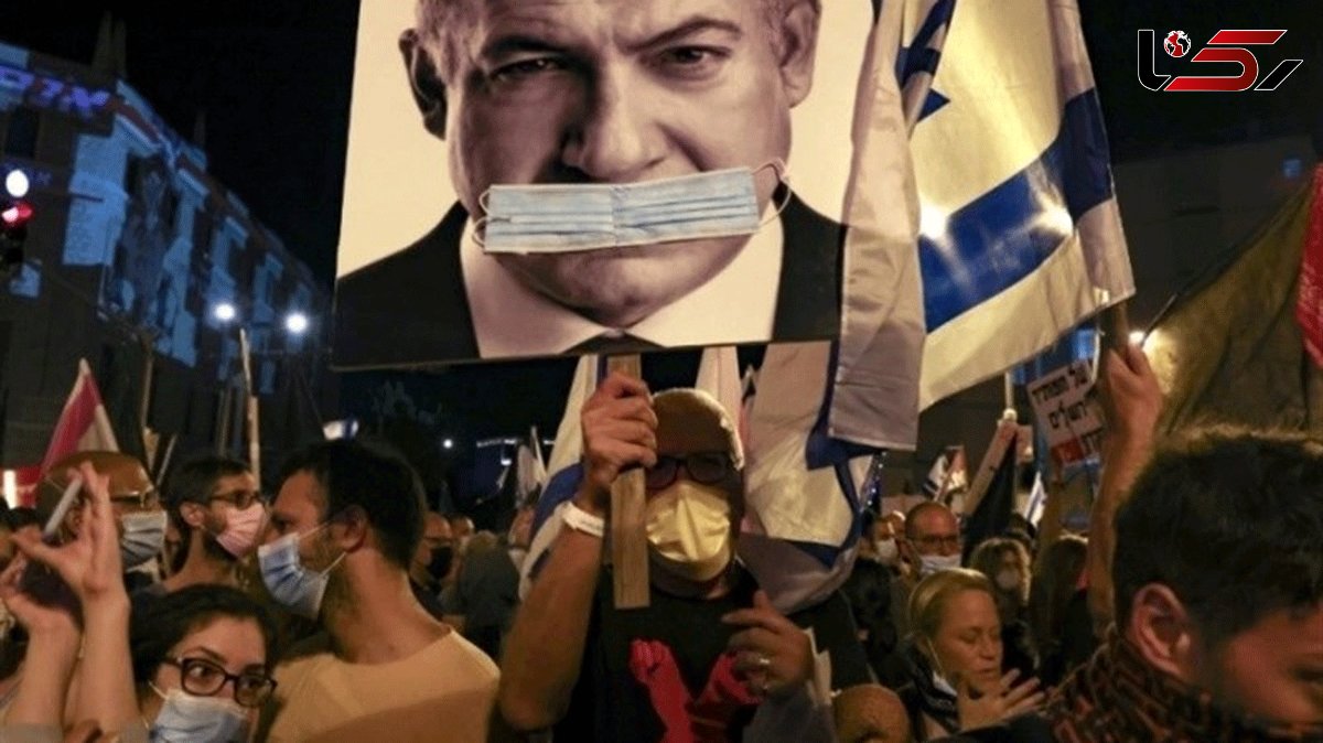 Protesters outside Netanyahu’s House Demand Resignation of ‘Crime Minister’ 