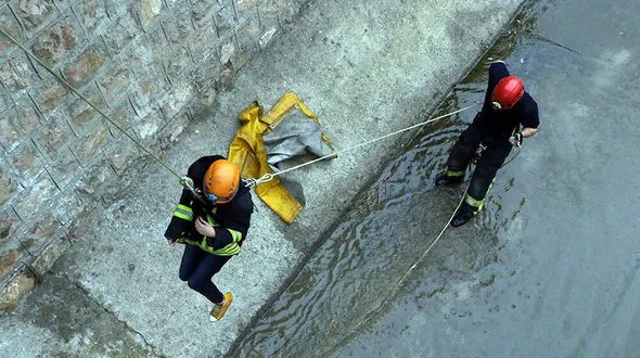 فرد گرفتار در کانال آب بلوار خیام مشهد نجات یافت