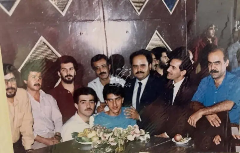 سفر در زمان/ تصویر پربازدید از عروسی اکبر عبدی/ کت و شلوار مشکی با کراوات مشکی