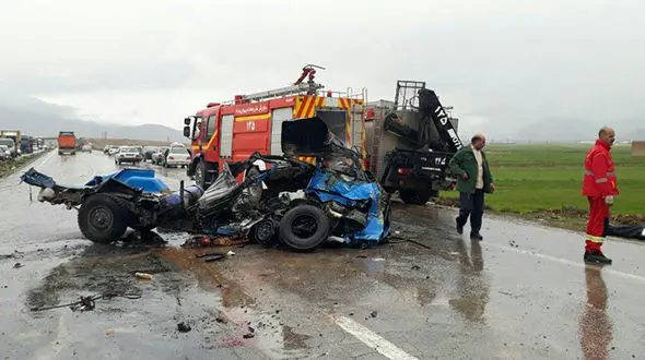 مرگ فجیع راننده بر اثر تصادف شاخ به شاخ نیسان و کامیونت  +عکس