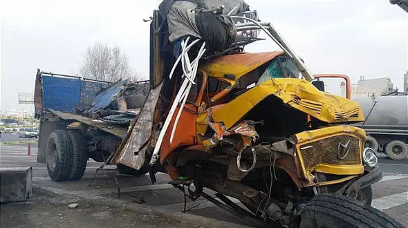 عجیب ترین تصادف در تهران / کامیون بنز مچاله شد !+ عکس های باورنکردنی