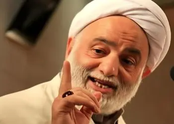 فیلم/ خاطره طنز حاج آقا قرائتی از یک روحانی ماجراجو کنار دریا/ بخاط همینه میگن زود قضاوت نکن!