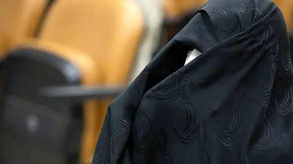 پوشش عجیب یک زن در دادگاه حسین هدایتی +عکس
