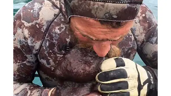  مردی که یک هشت‌پا را زنده زنده خورد +عکس 