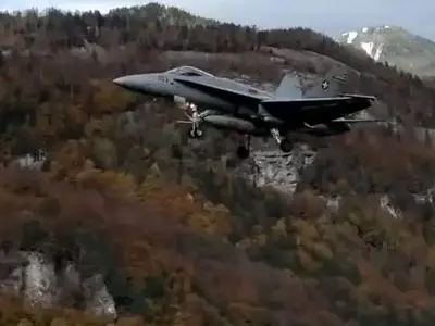 فرود غیرمنتظره جنگنده F18 در گاوداری که همه را شوکه کرد!