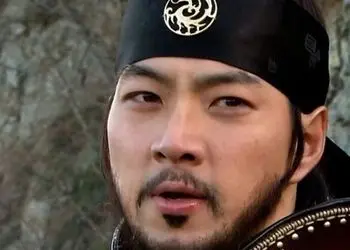 نگاهی به چیدمان منزل شیک و مدرن جومونگ و همسر وکیلش / از کمد دیواری و مبلمان کلاسیک تا تابلو دیواری هنری