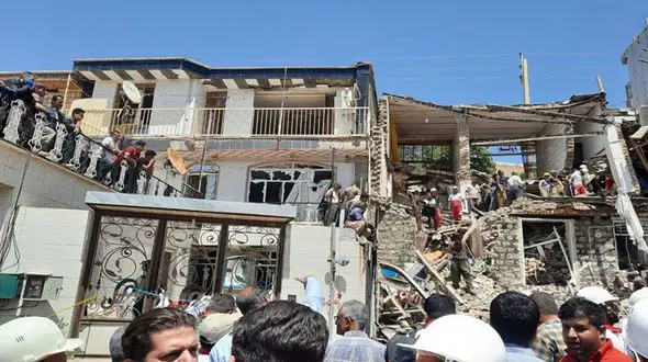 اولین فیلم از ریزش ساختمان 2 طبقه/ 4 زن و دختر جوان اصفهانی زیر آوار ماندند