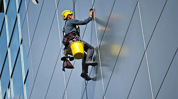 ببینید / لحظاتی رعب‌آور از معلق ماندن کارگر ساختمانی در ارتفاع چند صدمتری حین طوفان