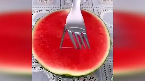 برش زدن هندوانه به روشی متفاوت + فیلم