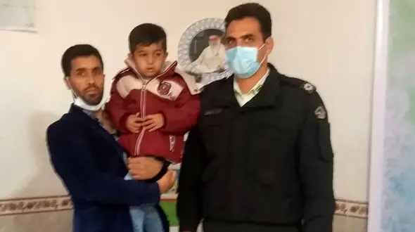 کودک گمشده هرسینی با تلاش پلیس به آغوش خانواده بازگشت + عکس