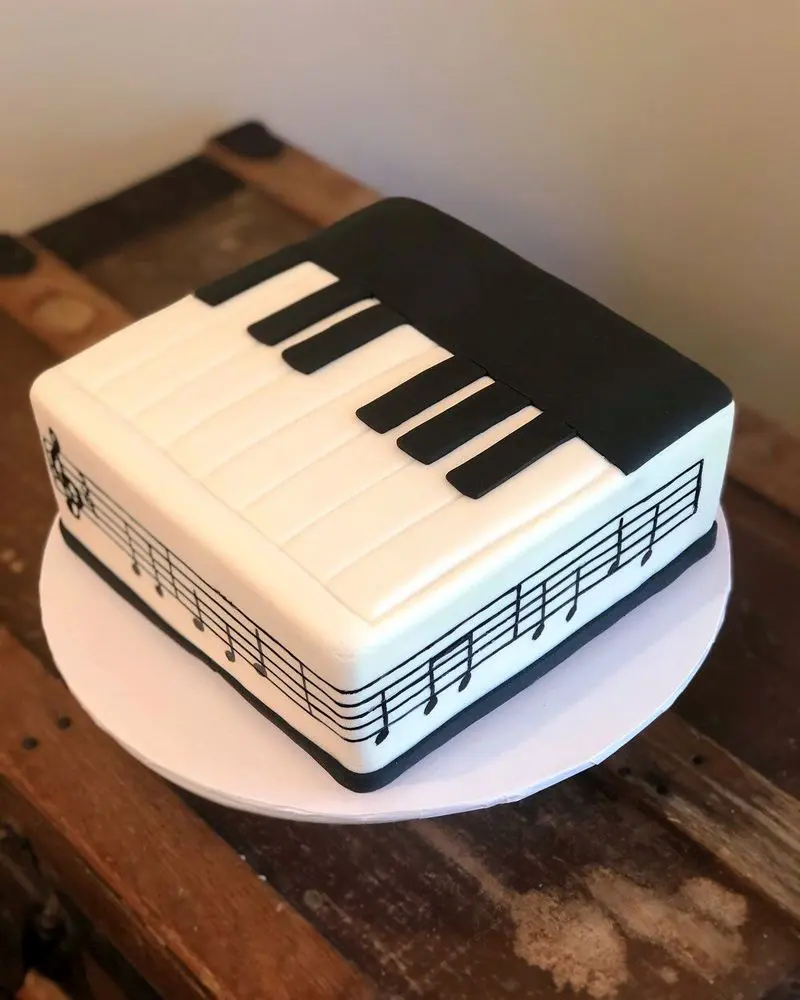 کیک تولد سفید مشکی مردانه