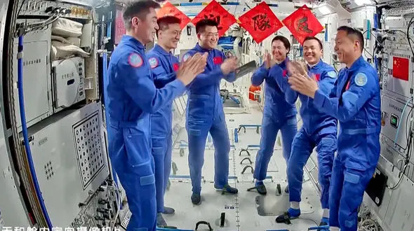 خدمه شِنژو-۲۰ چین چهارمین ماموریت پیاده‌روی فضایی خود را به پایان رساندند